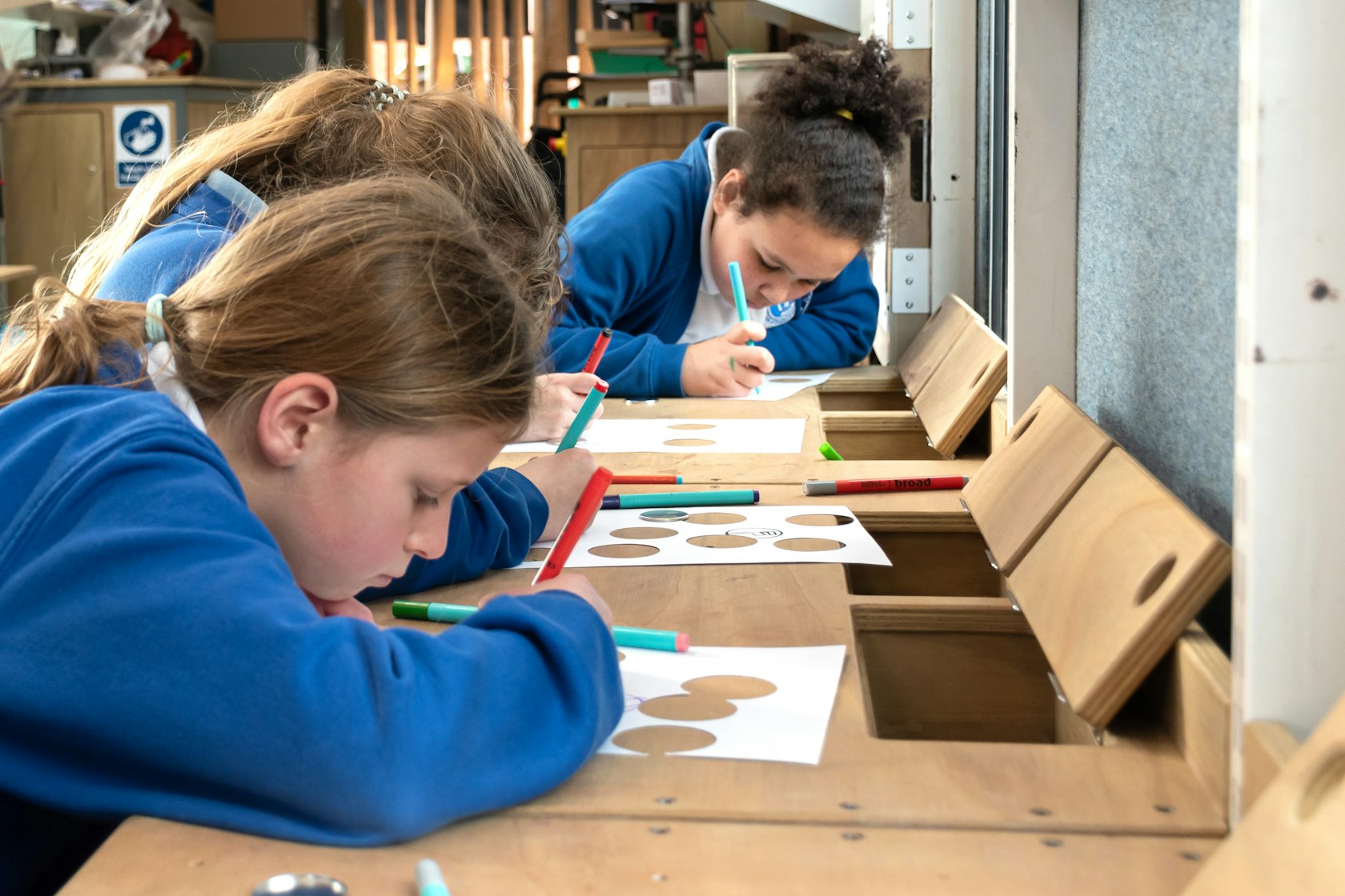 Pupils from Stanley St Andrews Primary School, Ilkeston make badges on The Makory &#8211; photo credit Oliver Taylor