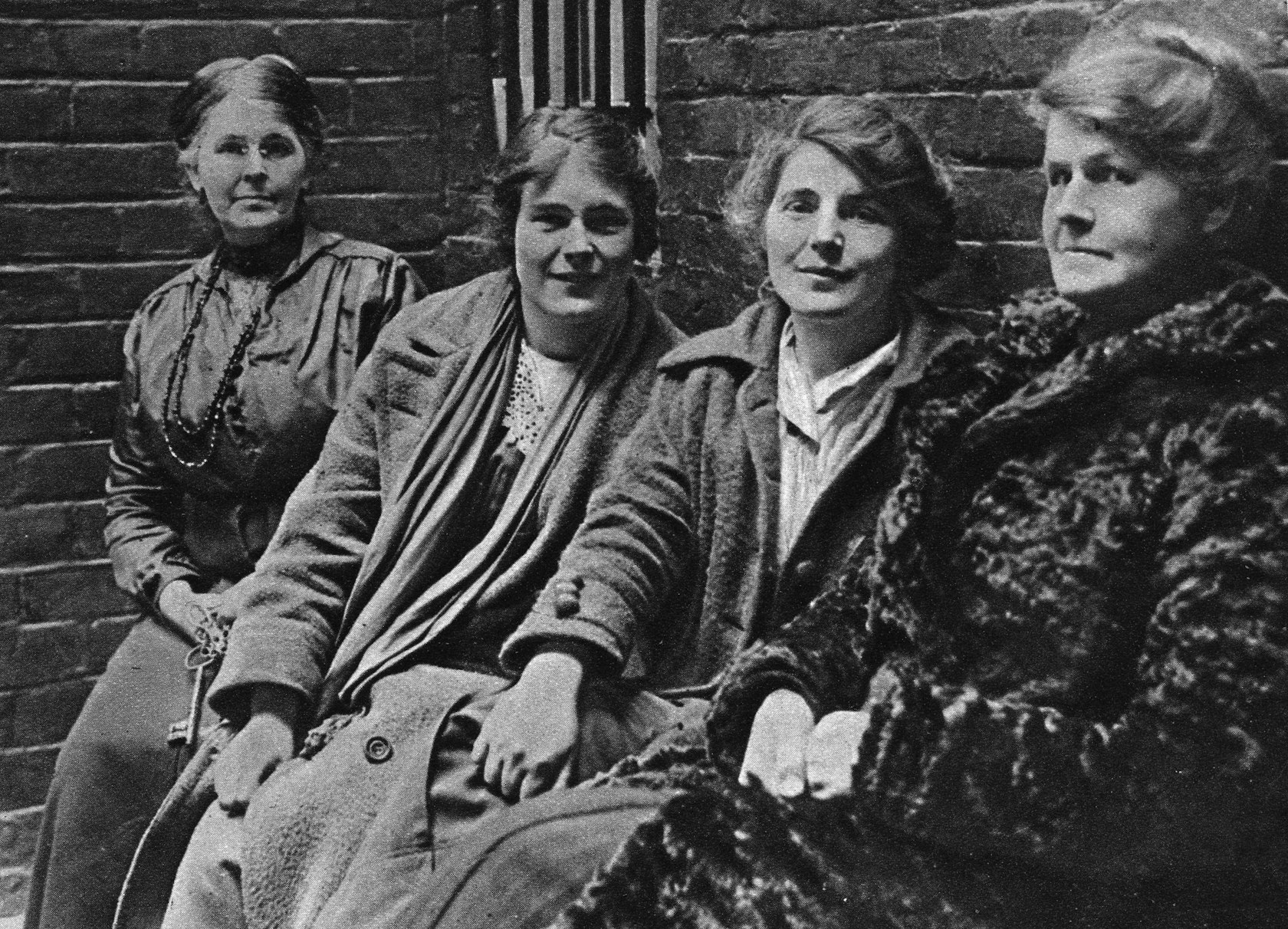 Alice Wheeldon (right), with daughters and Warder in custody 1916, Derby Police Court